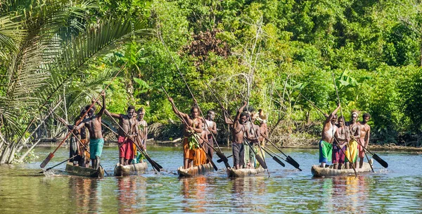 Cerimonia di guerra in canoa del popolo Asmat — Foto Stock