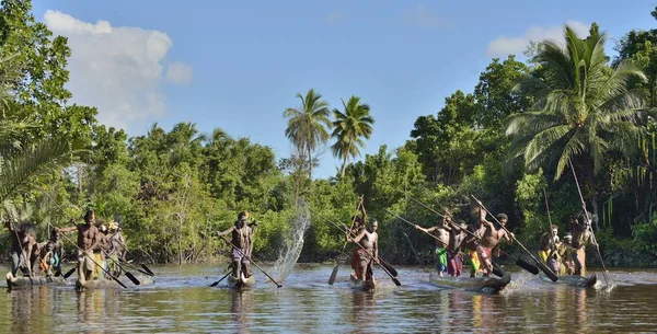 Ceremonia de guerra en canoa del pueblo Asmat —  Fotos de Stock