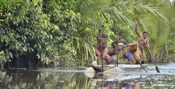 Canoe wojennych ceremonii Asmat ludzi — Zdjęcie stockowe