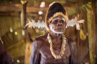 Asmat insanlar kabilesi adamdan