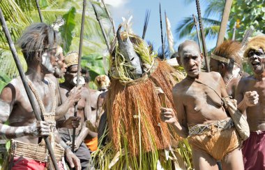 Köy atalarının ruhu maskeli somutlaşan izler