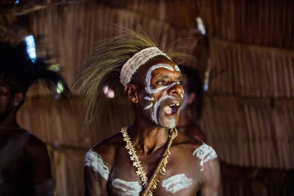 Man from the tribe of Asmat people — Stock Photo, Image