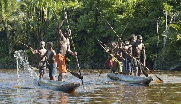 Ceremonia de guerra en canoa del pueblo Asmat — Foto de Stock