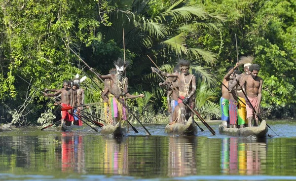 Kano oorlog ceremonie van Asmat mensen — Stockfoto