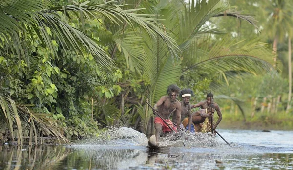 Ceremonia de guerra en canoa del pueblo Asmat — Foto de Stock