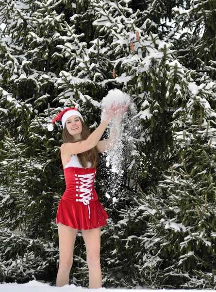 Santa-κορίτσι ρίχνει επάνω χιόνι — Φωτογραφία Αρχείου