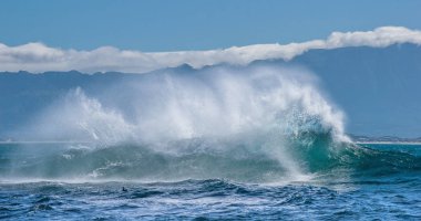Bulutlar gökyüzü, dalgalar sıçraması ile
