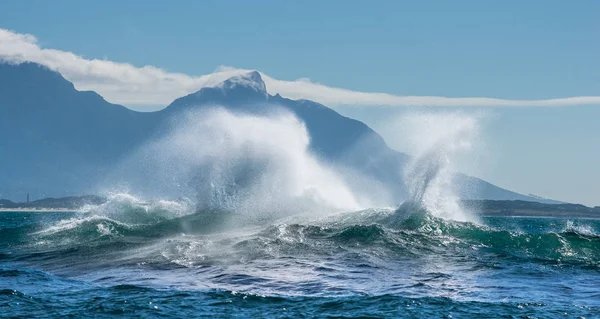 Ciel nuageux, vagues avec éclaboussures — Photo