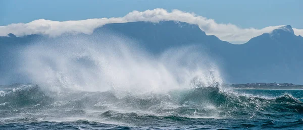 Ciel nuageux, vagues avec éclaboussures — Photo