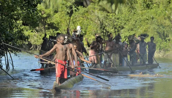 Cerimônia de guerra de canoa do povo Asmat — Fotografia de Stock