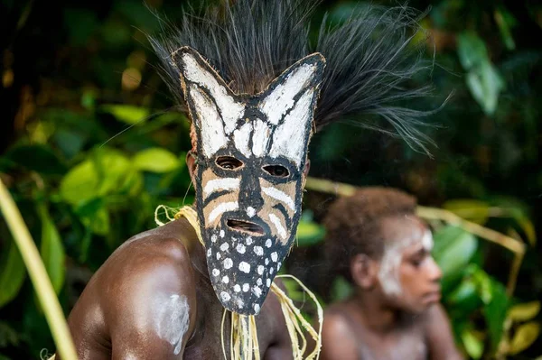 Headhunter of a tribe of Asmat in mask — Stock Photo, Image
