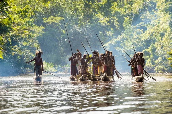 アスマット族のカヌー戦争式 — ストック写真