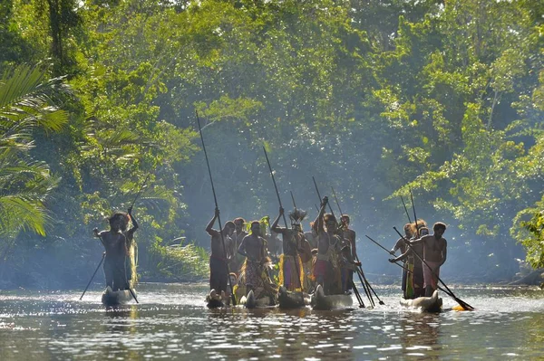 アスマット族のカヌー戦争式 — ストック写真