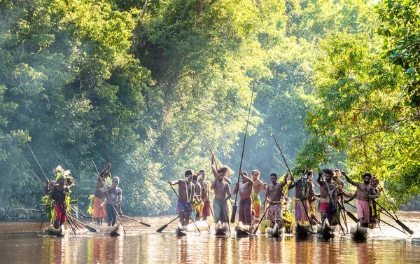 Cerimônia de guerra de canoa do povo Asmat — Fotografia de Stock