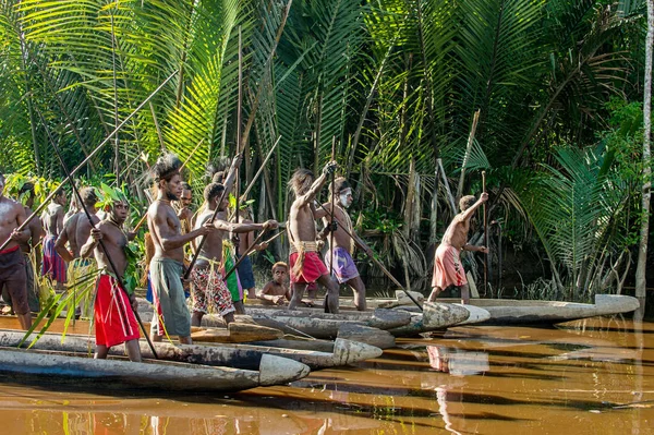 Canoe wojennych ceremonii Asmat ludzi — Zdjęcie stockowe