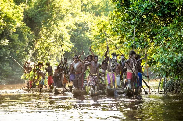 Ceremonia de guerra en canoa del pueblo Asmat — Foto de Stock