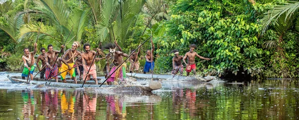 Canoe wojennych ceremonii Asmat ludzi — Zdjęcie stockowe