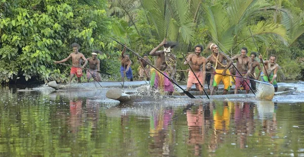 Canoe wojennych ceremonii Asmat ludzi — Zdjęcie stockowe