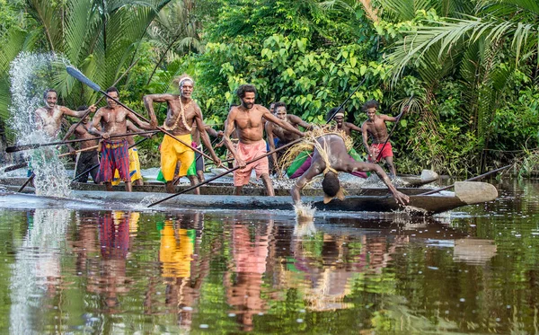 Canoe wojennych ceremonii Asmat ludzi — Zdjęcie stockowe