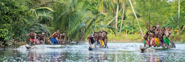 Cerimonia di guerra in canoa del popolo Asmat — Foto Stock