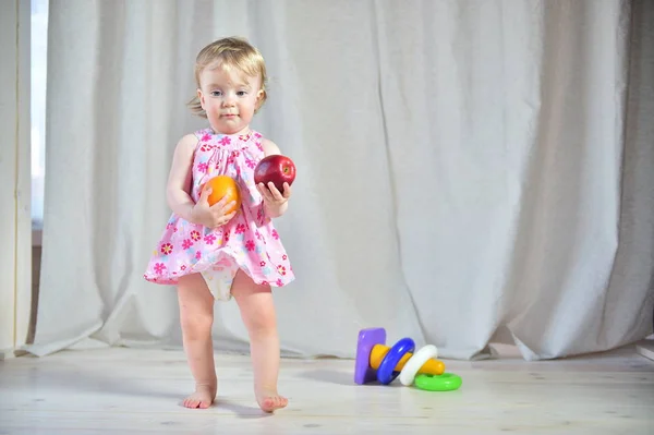 Bambina in abito rosa con mela rossa — Foto Stock