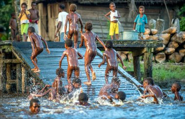 Asmat insanlar banyo ve nehirde yüzmek
