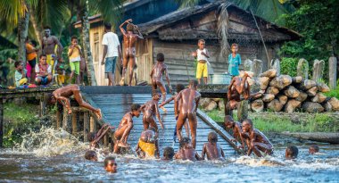 Asmat insanlar banyo ve nehirde yüzmek