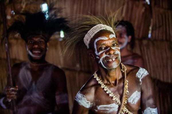 Man from the tribe of Asmat people — Stock Photo, Image