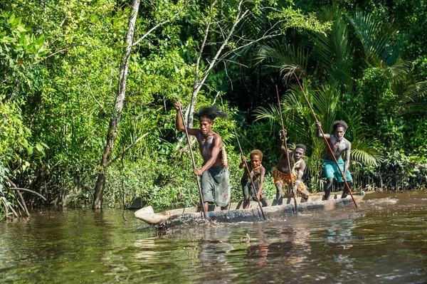 Ceremonia de guerra en canoa del pueblo Asmat — Foto de Stock