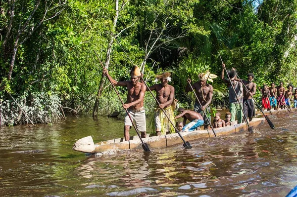 Cérémonie de guerre en canot du peuple Asmat — Photo