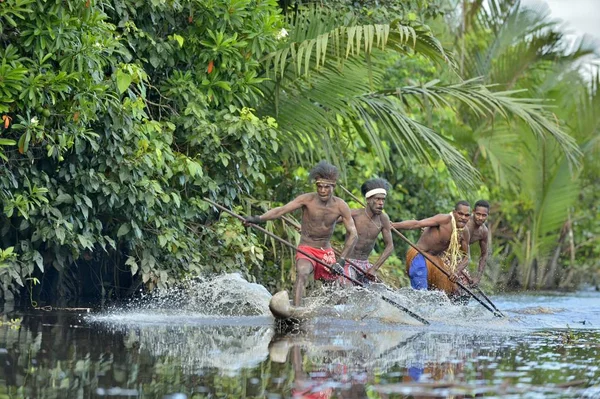 Ceremonia de guerra en canoa del pueblo Asmat — Foto de Stock