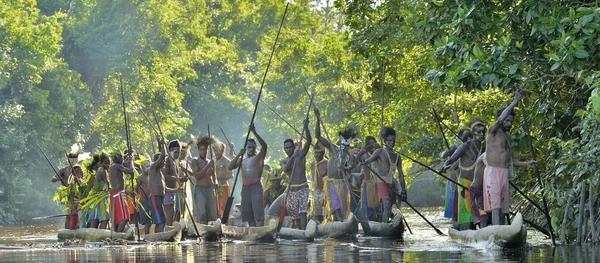 Kano oorlog ceremonie van Asmat mensen — Stockfoto