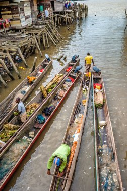 Asmat insanlar geleneksel ahşap tekne