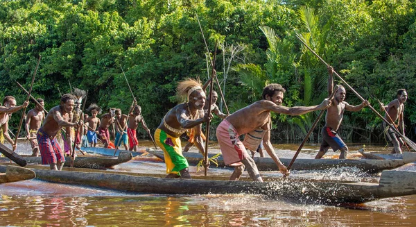 Cérémonie de guerre en canot du peuple Asmat — Photo