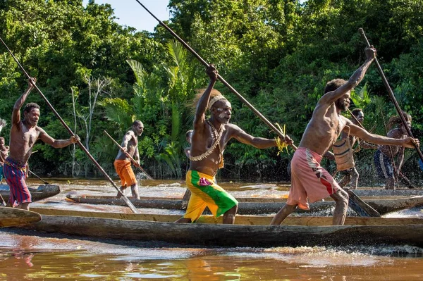 Ceremonia de guerra en canoa del pueblo Asmat — Foto de Stock