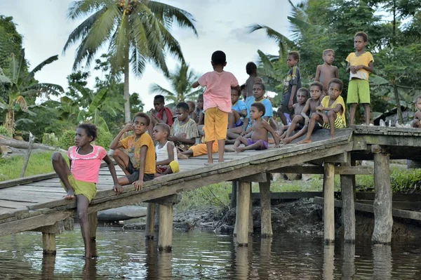 Enfants de asmat people — Photo