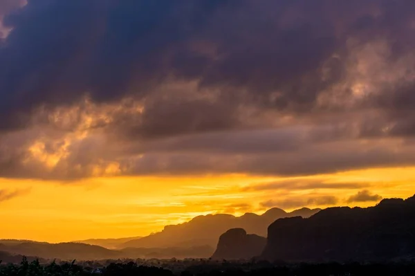 Pohled na údolí Vinales při západu slunce — Stock fotografie