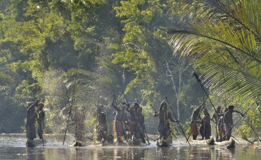Asmat Savaşçı gemilerde siluetleri