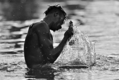 Asmat adam nehre banyo 