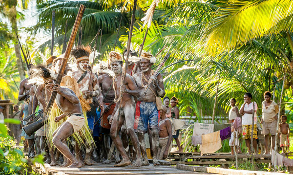 Жители деревни следуют за воплощенными предками.
 