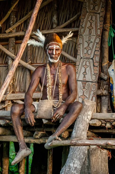 Asmat dengan lukisan tradisional di wajah — Stok Foto