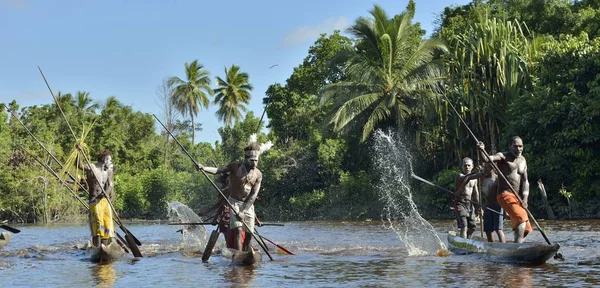 Cerimônia de guerra de canoa do povo Asmat — Fotografia de Stock