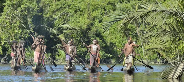 Canoe war ceremony of Asmat people — Stock Photo, Image