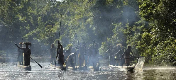 Silhuetas de guerreiros asmat em barcos — Fotografia de Stock