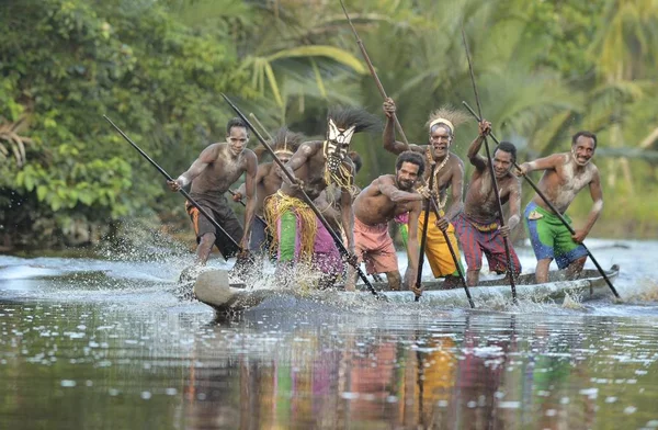 Canoe war ceremony of Asmat people — Stock Photo, Image