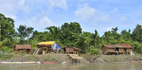 Χωριού στις όχθες του ποταμού στο Jjungle της Νέας Γουινέας — Φωτογραφία Αρχείου