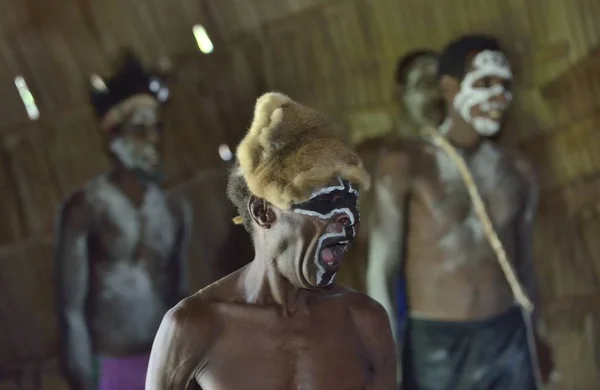 Man from the tribe of Asmat people — Stock Photo, Image