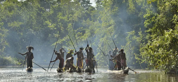 Asmat Savaşçı gemilerde siluetleri