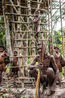 Papua erkekler yay ve ok ile
