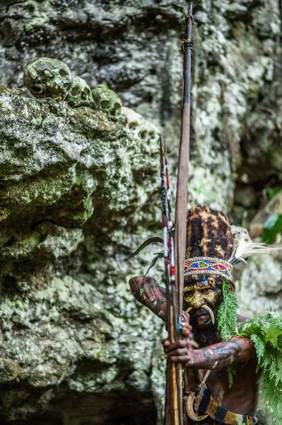 Man with bow and arrows — Stock Photo, Image